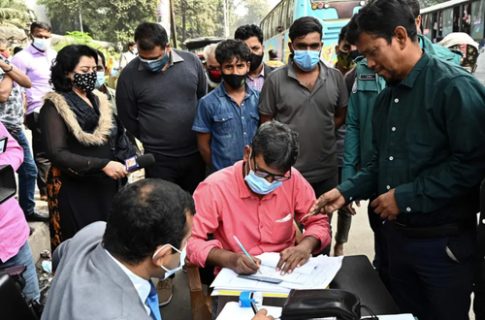 قاضی سیار بنگلادشی در حال جریمه شهروندانی که ماسک نزده اند/عکس