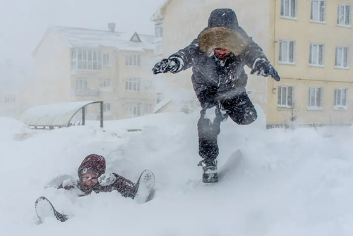 بازی کودکانه در برف و بوران در روسیه/عکس