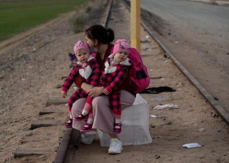 مادر پناهجوی اوکراینی و ۲ فرزندش در مرز آمریکا/عکس