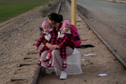 مادر پناهجوی اوکراینی و ۲ فرزندش در مرز آمریکا/عکس