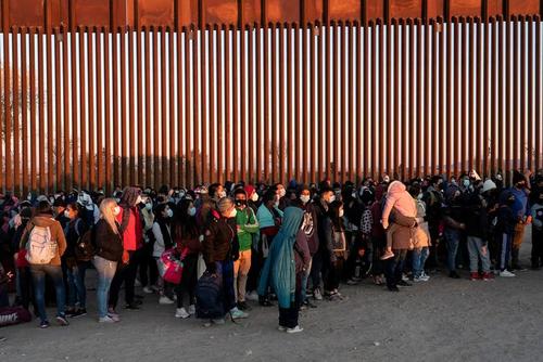 صف پناهجویان ونزوئلایی در مرز آمریکا/ عکس