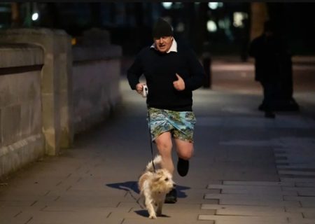 ورزش صبحگاهی بوریس جانسون نخست وزیر انگلیس و سگش/ عکس