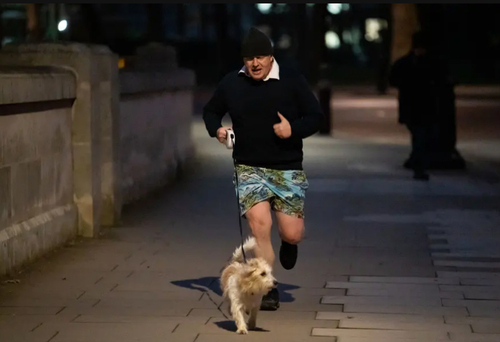 ورزش صبحگاهی بوریس جانسون نخست وزیر انگلیس و سگش/ عکس