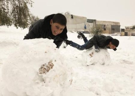 برف بازی نوجوانان آواره سوریه/ عکس