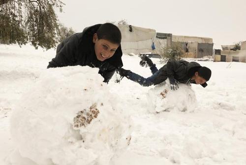 برف بازی نوجوانان آواره سوریه/ عکس