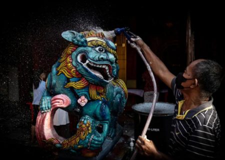 نظافت “مجسمه مقدس” اندونزی با چای و آب گُل رُز/ عکس