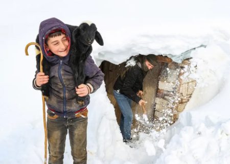 بازی کودکانه میان برف ۲ متری در ترکیه/ عکس