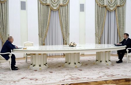 دیدار رهبران روسیه و فرانسه بر سر میز معروف/عکس