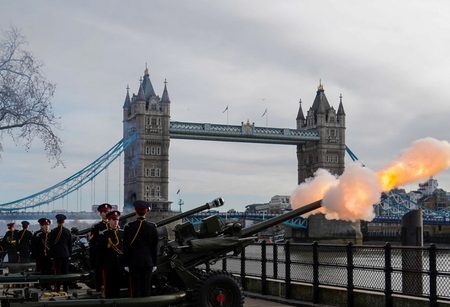 شلیک توپ برای سالگرد سلطنت ملکه انگلیس/عکس