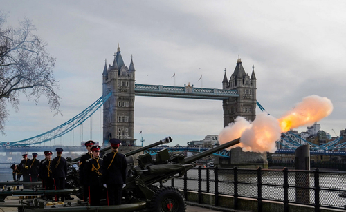 شلیک توپ برای سالگرد سلطنت ملکه انگلیس/عکس