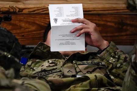 سرباز آمریکایی در حال آموزش زبان روسی /عکس