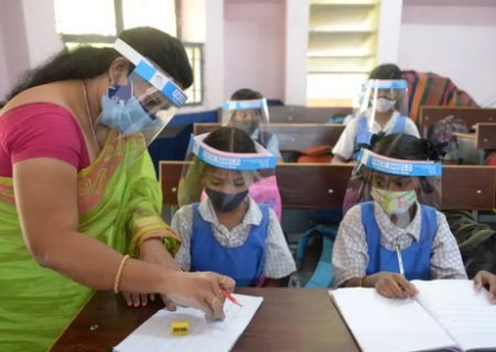 کرونا و مدرسه ای ابتدایی در هند/عکس