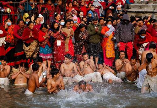نیایش و حمام زنان و مردان هندو کنار رودخانه/عکس