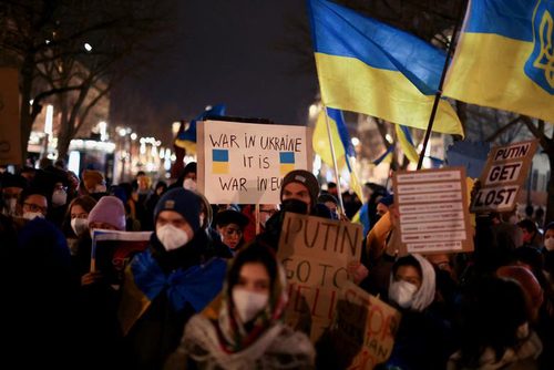 تظاهرات ضدجنگ مقابل سفارت روسیه در آلمان/عکس