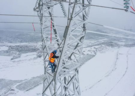 یخ زدایی از خطوط انتقال برق در چین/عکس