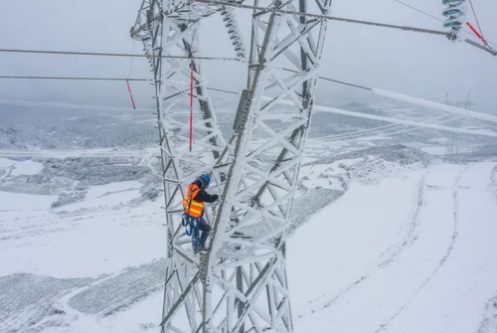 یخ زدایی از خطوط انتقال برق در چین/عکس