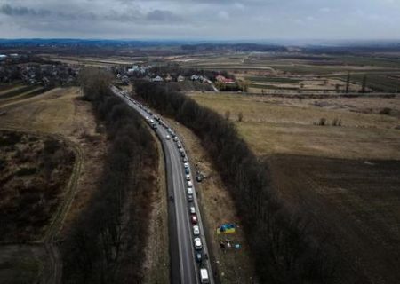 صف خودروهای اوکراینی در مرز با لهستان