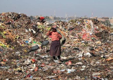 زن زباله گرد در شهر نایروبی کنیا/عکس