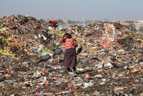 زن زباله گرد در شهر نایروبی کنیا/عکس