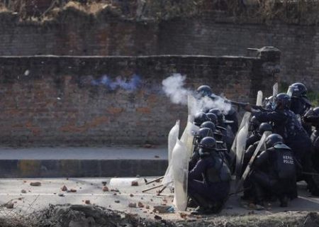 برخورد پلیس نپال با معترضان/عکس