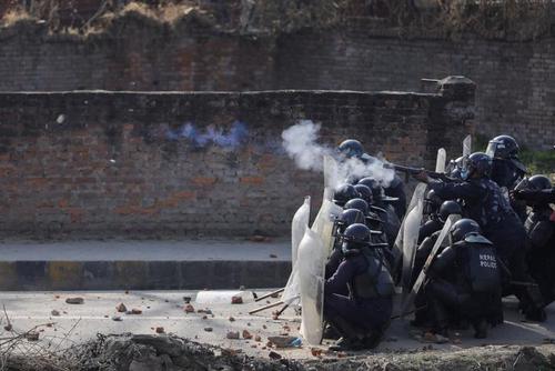 برخورد پلیس نپال با معترضان/عکس