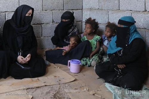 آنجلینا جولی در میان خانواده‌های آواره یمنی/عکس