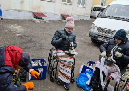 زنان معلول اوکراینی در حال ساخت کوکتل مولوتف/عکس