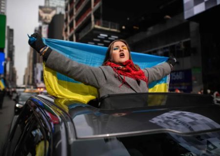 اعتراض خاص دختر نیویورکی به جنگ در اوکراین/عکس