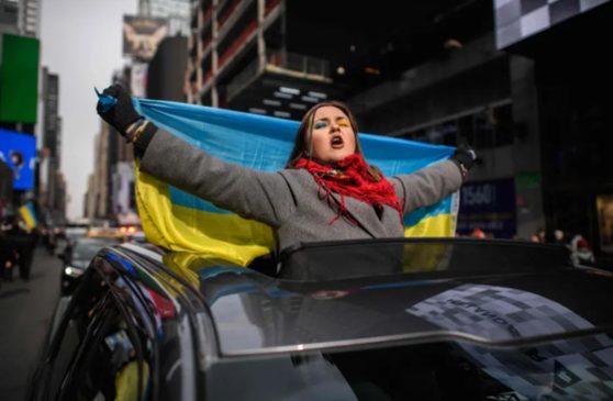 اعتراض خاص دختر نیویورکی به جنگ در اوکراین/عکس