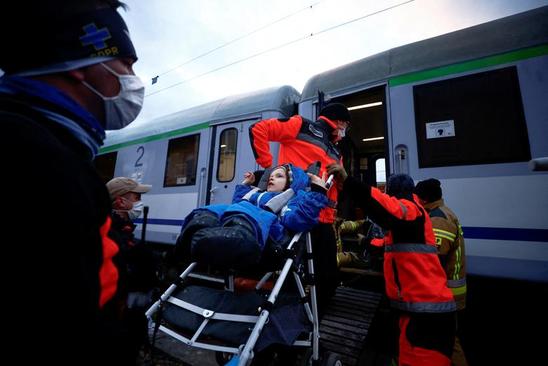 انتقال کودکان بیمار اوکراینی با قطار به لهستان/عکس