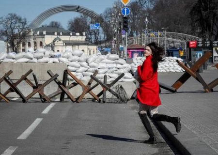 دختر اوکراینی مقابل سنگرهای کی یف/عکس