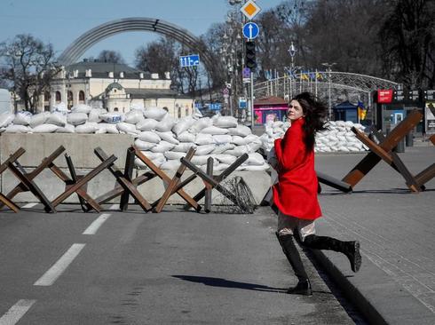 دختر اوکراینی مقابل سنگرهای کی یف/عکس