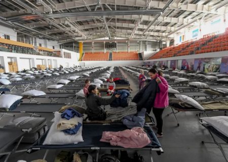 تبدیل ورزشگاه به اردوگاه پناهجویان اوکراینی/عکس