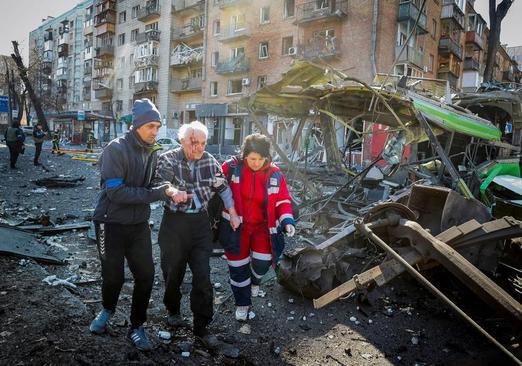 پیرمرد مصدوم در حمله موشکی روسیه به کی یف/عکس
