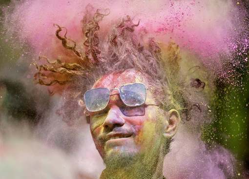 جشنواره پودر رنگ در احمدآباد هند/عکس