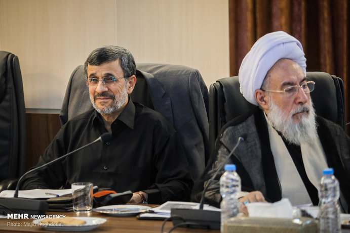 احمدی نژاد برای دادن نامه به محسنی اژه ای به «مجمع» می آید