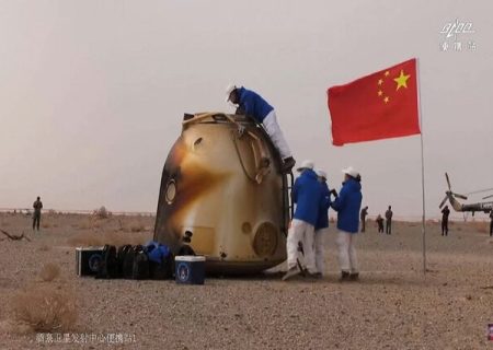 بازگشت فضانوردان چینی پس از ۶ ماه به زمین /عکس
