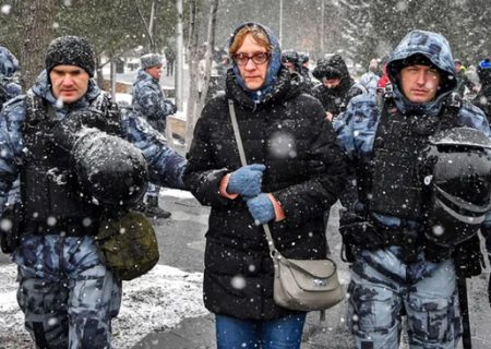 دستگیری معترضان به جنگ در مسکو /عکس