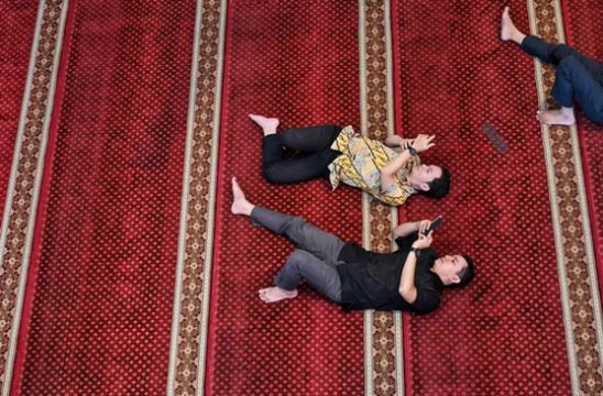 استراحت روزه داران در مسجدی در اندونزی/ عکس