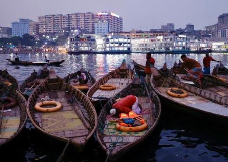 نماز عصر روی قایقی در شهر داکا /عکس