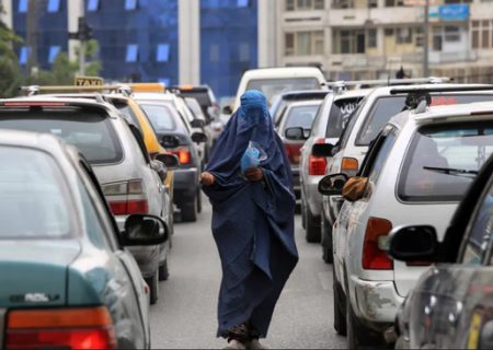 تصویری از زنی گدا در خیابان های کابل