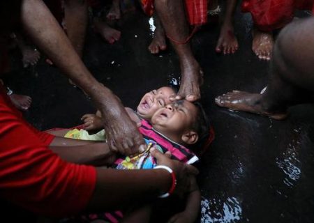 برکت دادن به نوزادان در مراسم هندوها /عکس