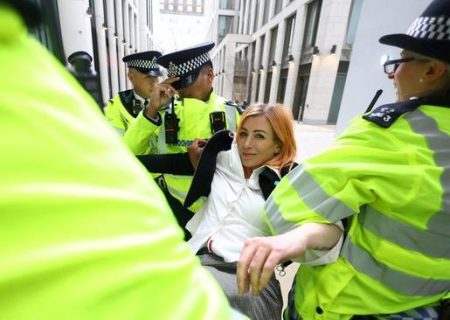 دستگیری زن فعال محیط زیست در لندن/ عکس