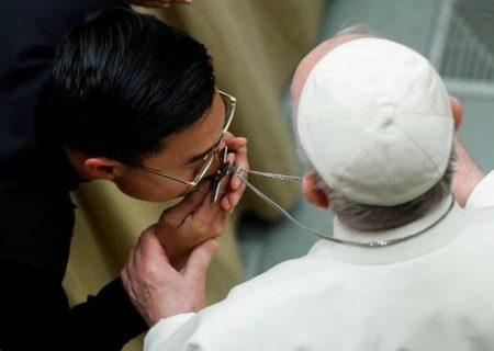 بوسه بر گردنبند صلیب پاپ در واتیکان/ عکس