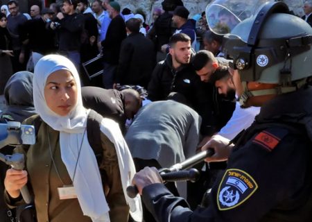 واکنش دختر فلسطینی به پلیس اسرائیلی/عکس