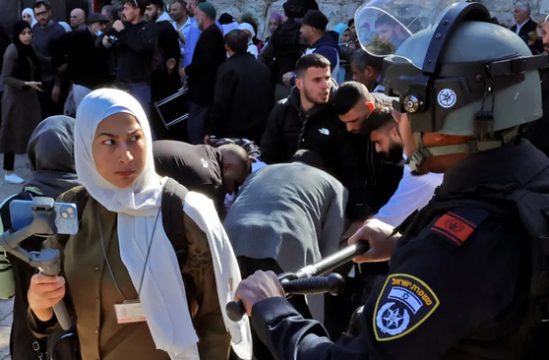 واکنش دختر فلسطینی به پلیس اسرائیلی/عکس