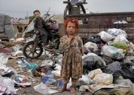 کودکان افغان در محل انباشت زباله در کابل/عکس