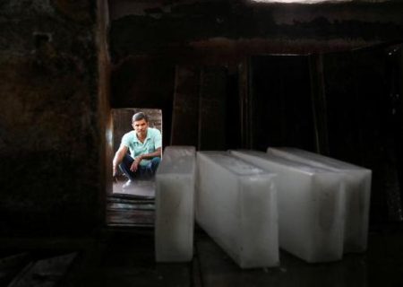 کارخانه تولید یخ در شهر دهلی هند/ عکس