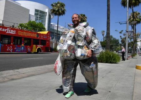 لباسی از زباله بر تن فعال محیط زیستی در آمریکا/عکس