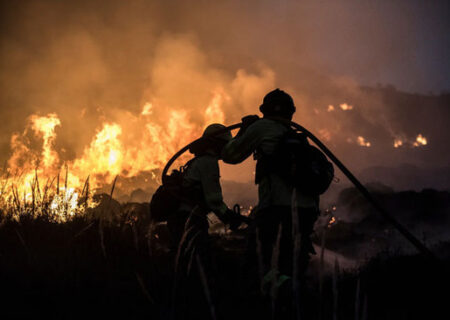تلاش آتش نشان های اسپانیا برای مهار آتش سوزی جنگلی